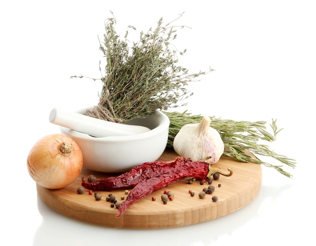 Szczypta świeżych ziół przy desce do krojenia